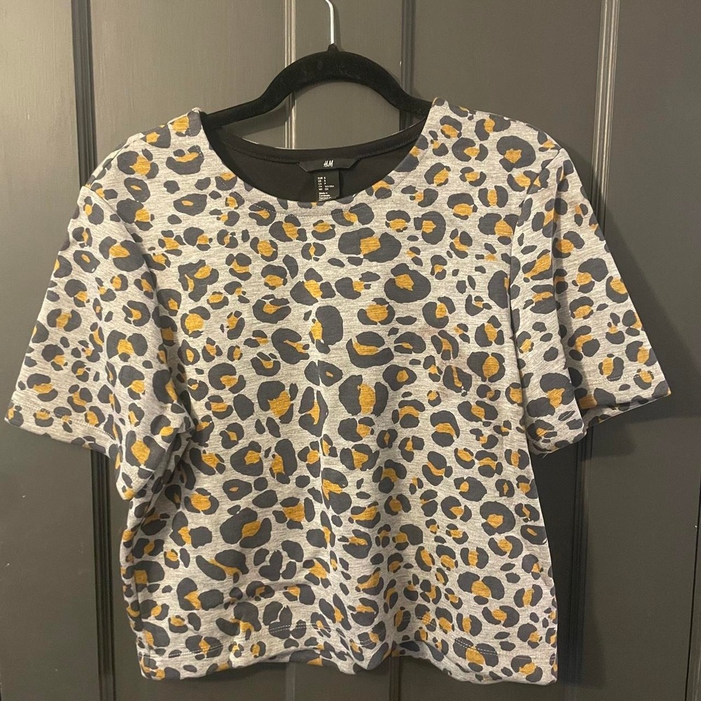 H&M Short sleeve, crew neck, cropped animal print top in S